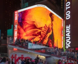 foto4 tania rivilis times square new york uai Tania Rivilis | artist | Capturing the portrait&acute;s aura | Pragmatic romanticism | Colorful expressivness | artist&acute;s gallery Tania Rivilis │ Contemporary Figurative Art